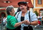 Weesenstein (Sachsen, Schsische Schweiz-Osterzgebirge). 14.07.2018	 im Foto: Christel (vorn, grnes Oberteil) mit Steffi von der Gruppe Irish-Set-Dance aus Obergruna, Unterhaltung mit Tnzen in der Pause www.irischer-volkstanz.de  Foto: Marko Frster 14.07.2018  Marko Frster  WICHTIGE HINWEISE: Jeder Abdruck ist honorar- und umsatzsteuerpflichtig (7 % Ust.)! Die Weitergabe des Bildmaterials an Dritte ist verboten! : Gesellschaft, Mensch, Bevlkerung, Kultur, Kunst, Unterhaltung, Musik, Lebensweise, Hobby, Freizeit, Personalie