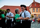 Weesenstein (Sachsen, Schsische Schweiz-Osterzgebirge). 14.07.2018	 im Foto: Christel (vorn, grnes Oberteil) mit Steffi von der Gruppe Irish-Set-Dance aus Obergruna, Unterhaltung mit Tnzen in der Pause www.irischer-volkstanz.de  Foto: Marko Frster 14.07.2018  Marko Frster  WICHTIGE HINWEISE: Jeder Abdruck ist honorar- und umsatzsteuerpflichtig (7 % Ust.)! Die Weitergabe des Bildmaterials an Dritte ist verboten! : Gesellschaft, Mensch, Bevlkerung, Kultur, Kunst, Unterhaltung, Musik, Lebensweise, Hobby, Freizeit, Personalie